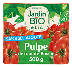 Organic tomato pulp with basil